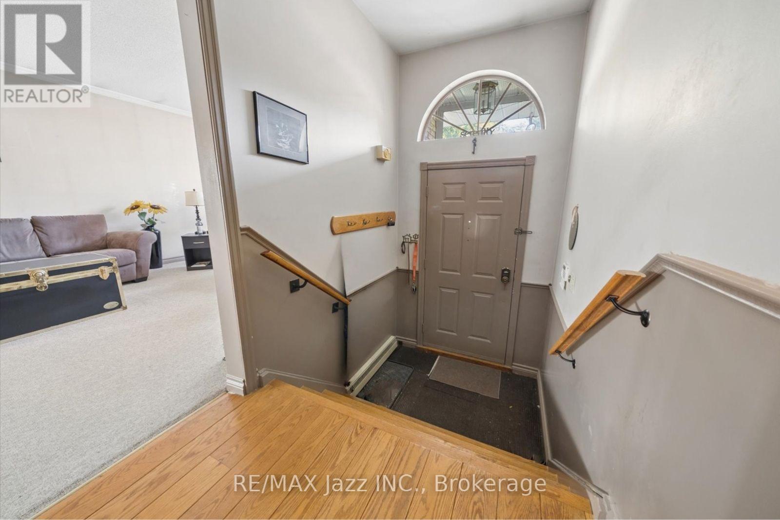 210 Murray Drive, Aurora, Ontario  L4G 2C5 - Photo 7 - N13870472