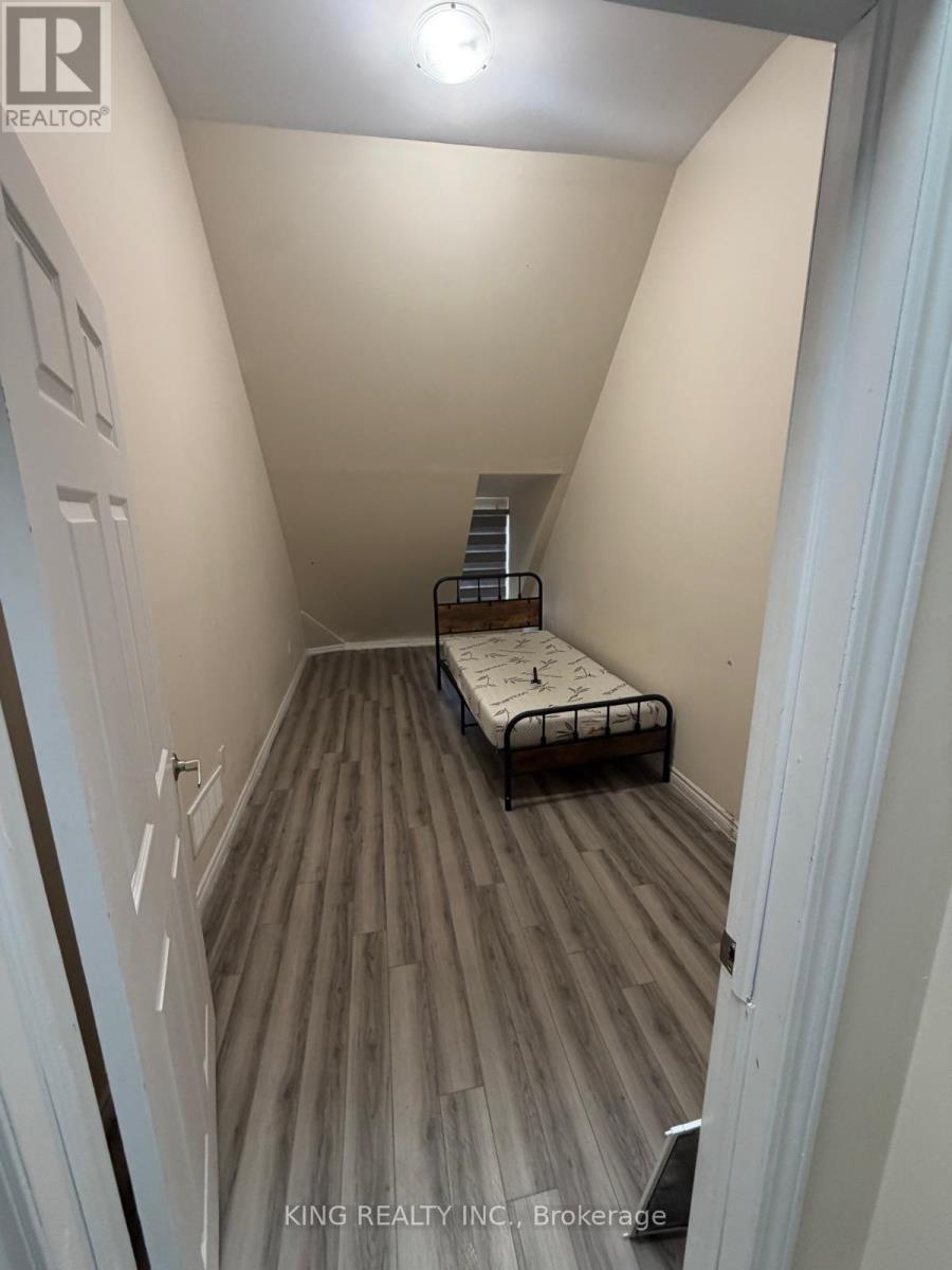 UPPER - 544 DUNDAS STREET E