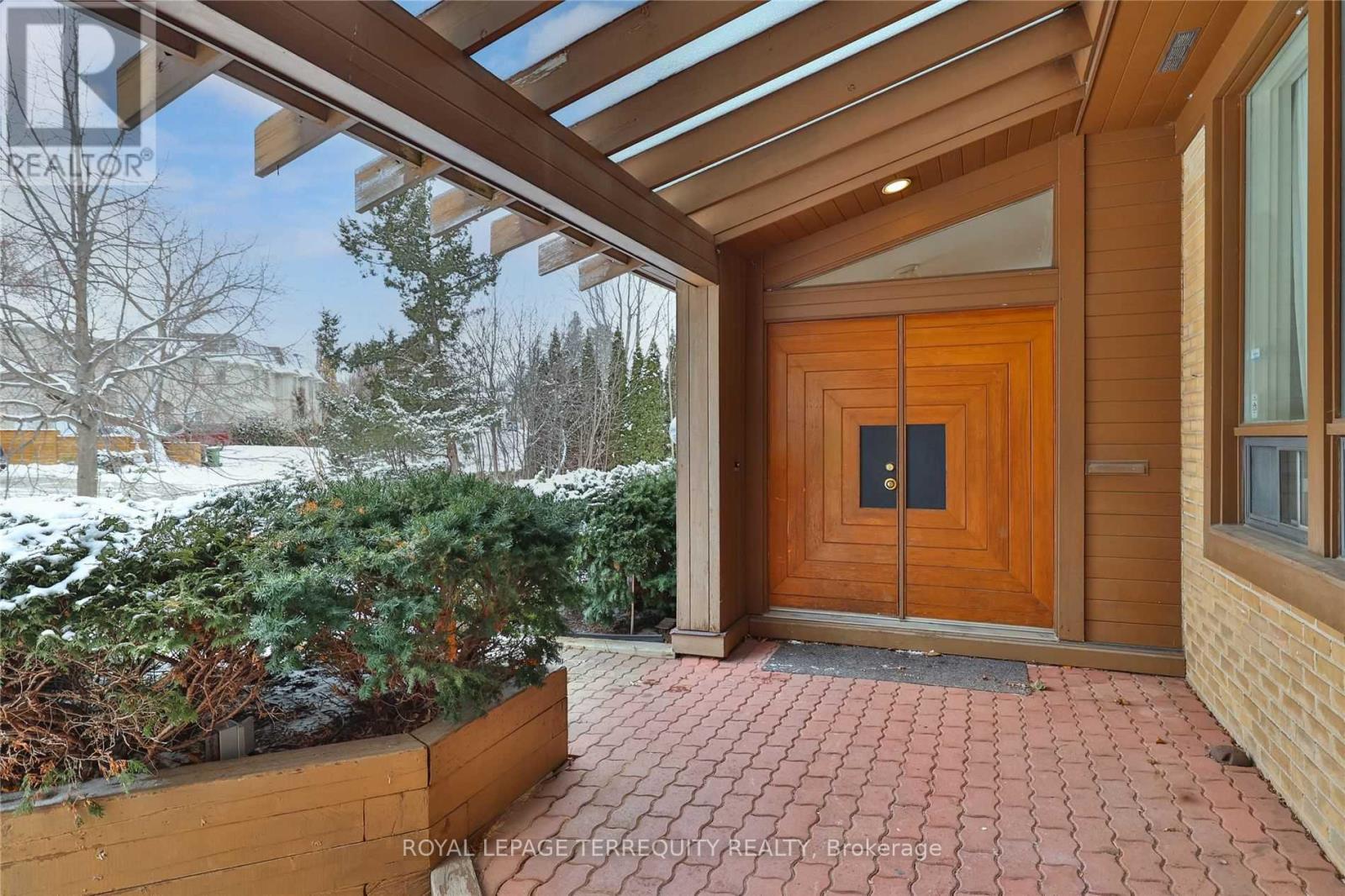 11 Leacroft Crescent, Toronto, Ontario  M3B 2G5 - Photo 2 - C13870584