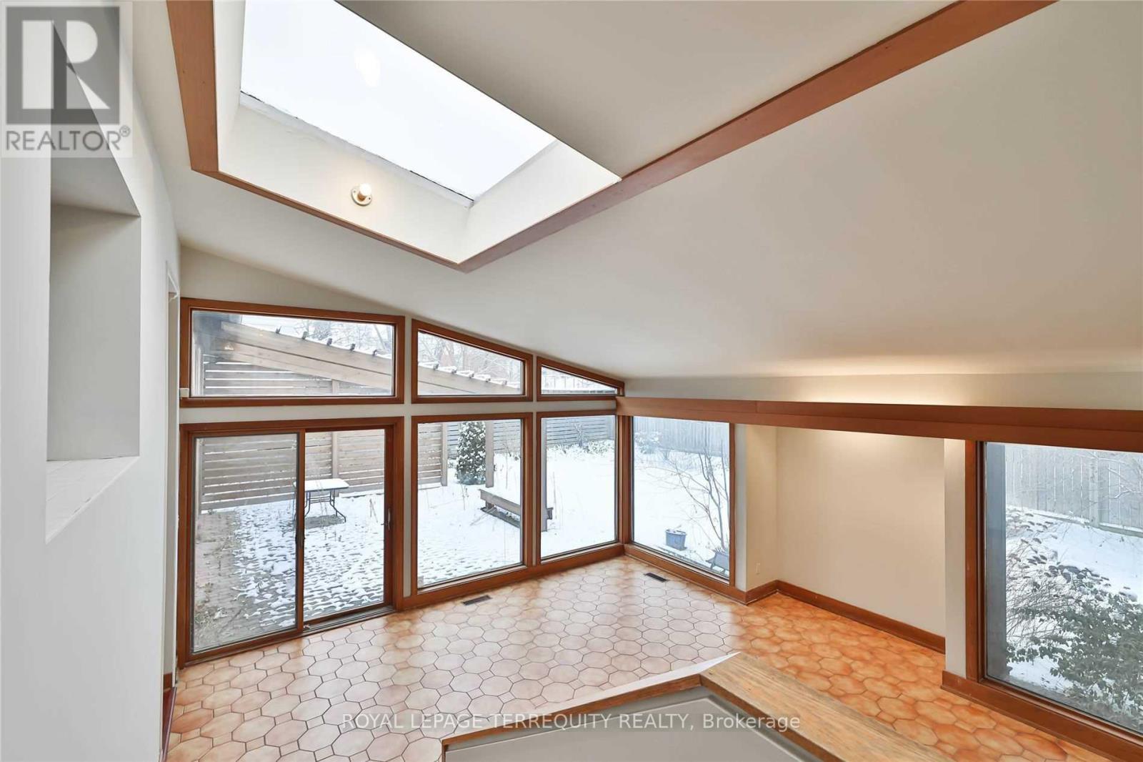 11 Leacroft Crescent, Toronto, Ontario  M3B 2G5 - Photo 4 - C13870584
