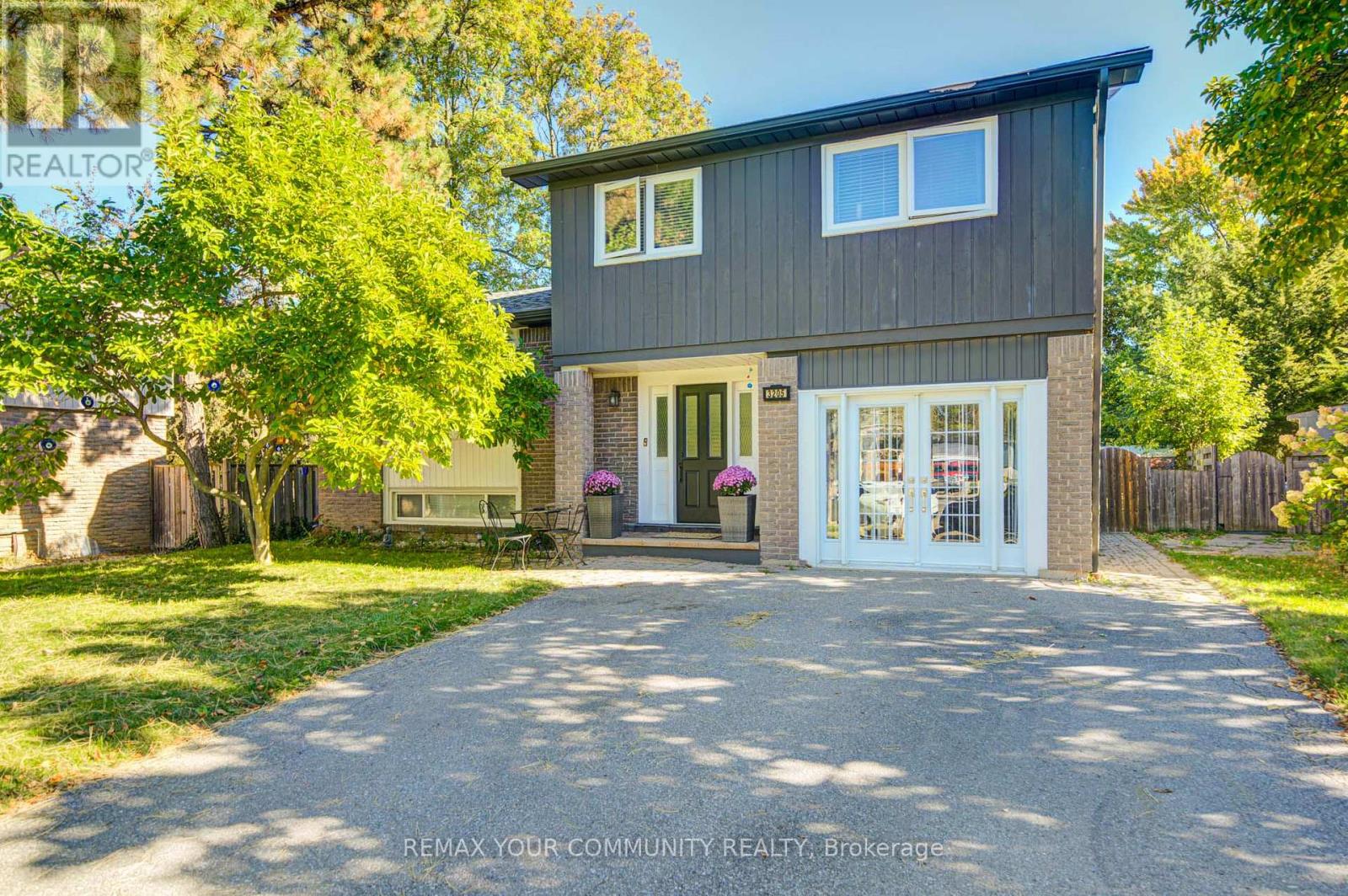 3205 Martins Pine Court, Mississauga, Ontario  L5L 1G2 - Photo 2 - W13870502