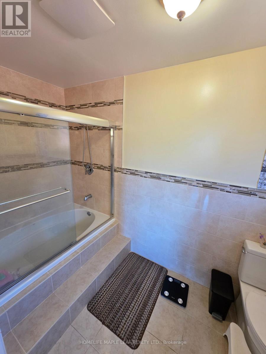 37 Coronation Circle, Brampton, Ontario  L6Z 4B1 - Photo 27 - W13816564