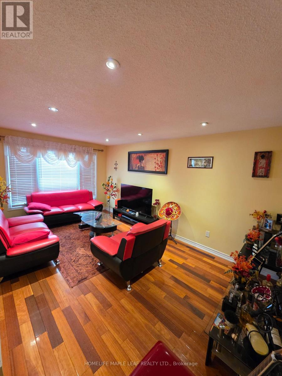 37 Coronation Circle, Brampton, Ontario  L6Z 4B1 - Photo 6 - W13816564