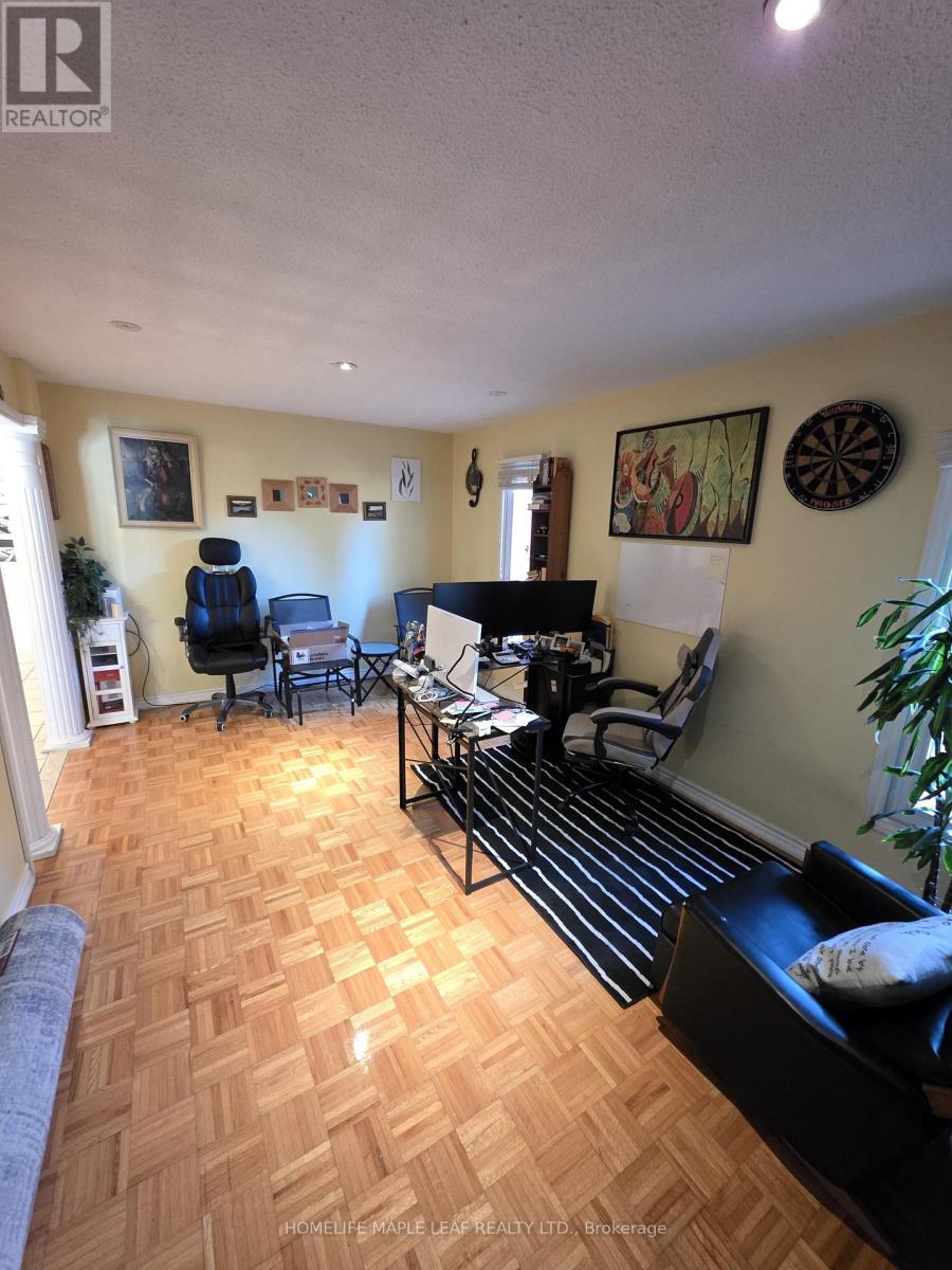 37 Coronation Circle, Brampton, Ontario  L6Z 4B1 - Photo 16 - W13816564