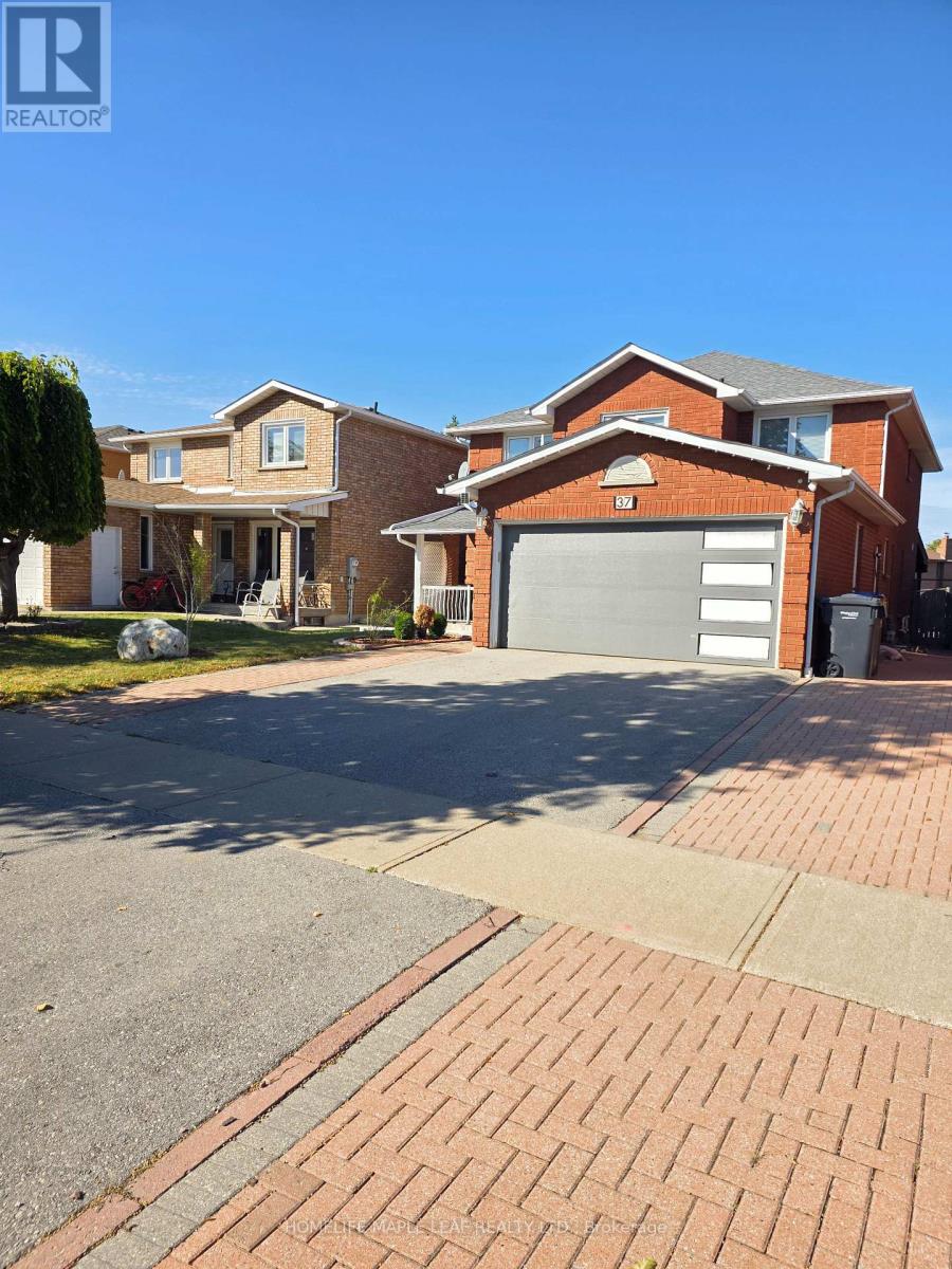 37 Coronation Circle, Brampton, Ontario  L6Z 4B1 - Photo 2 - W13816564