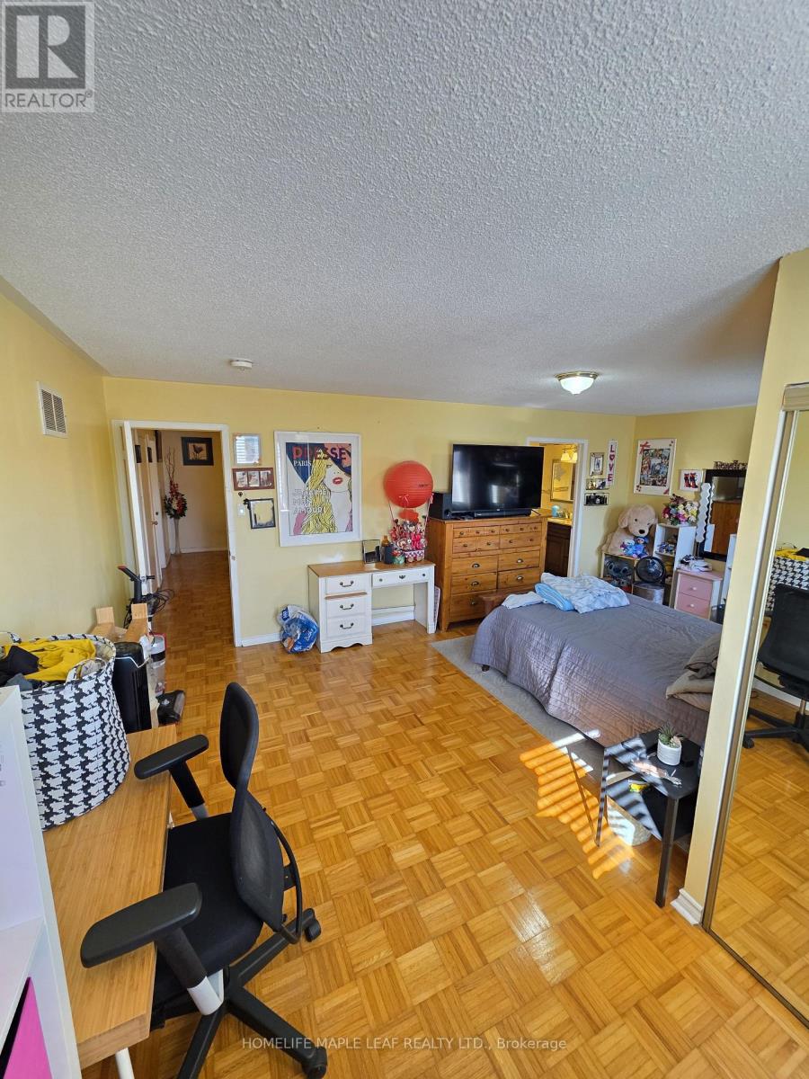 37 Coronation Circle, Brampton, Ontario  L6Z 4B1 - Photo 24 - W13816564