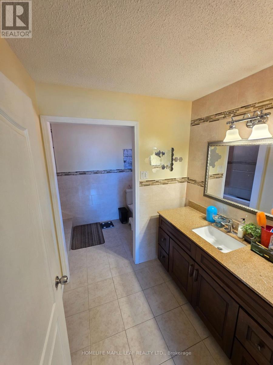 37 Coronation Circle, Brampton, Ontario  L6Z 4B1 - Photo 26 - W13816564