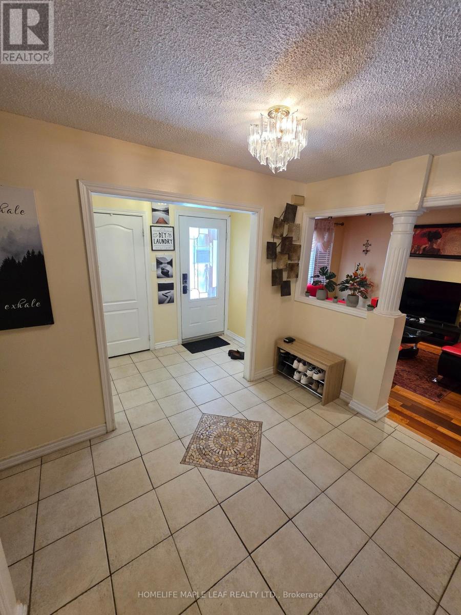 37 Coronation Circle, Brampton, Ontario  L6Z 4B1 - Photo 5 - W13816564