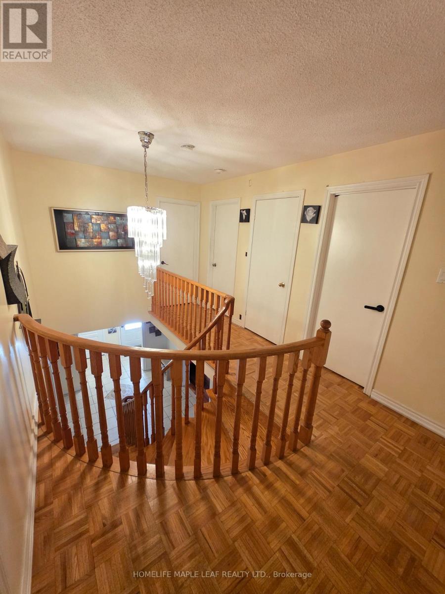 37 Coronation Circle, Brampton, Ontario  L6Z 4B1 - Photo 22 - W13816564