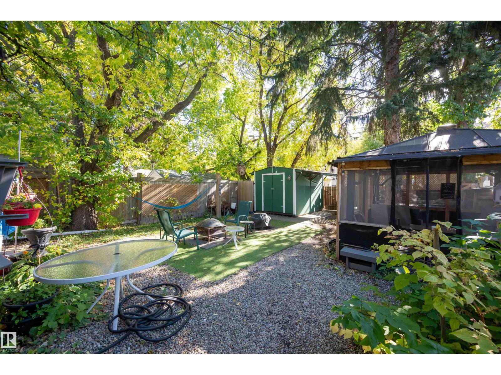 9851 85 AV NW