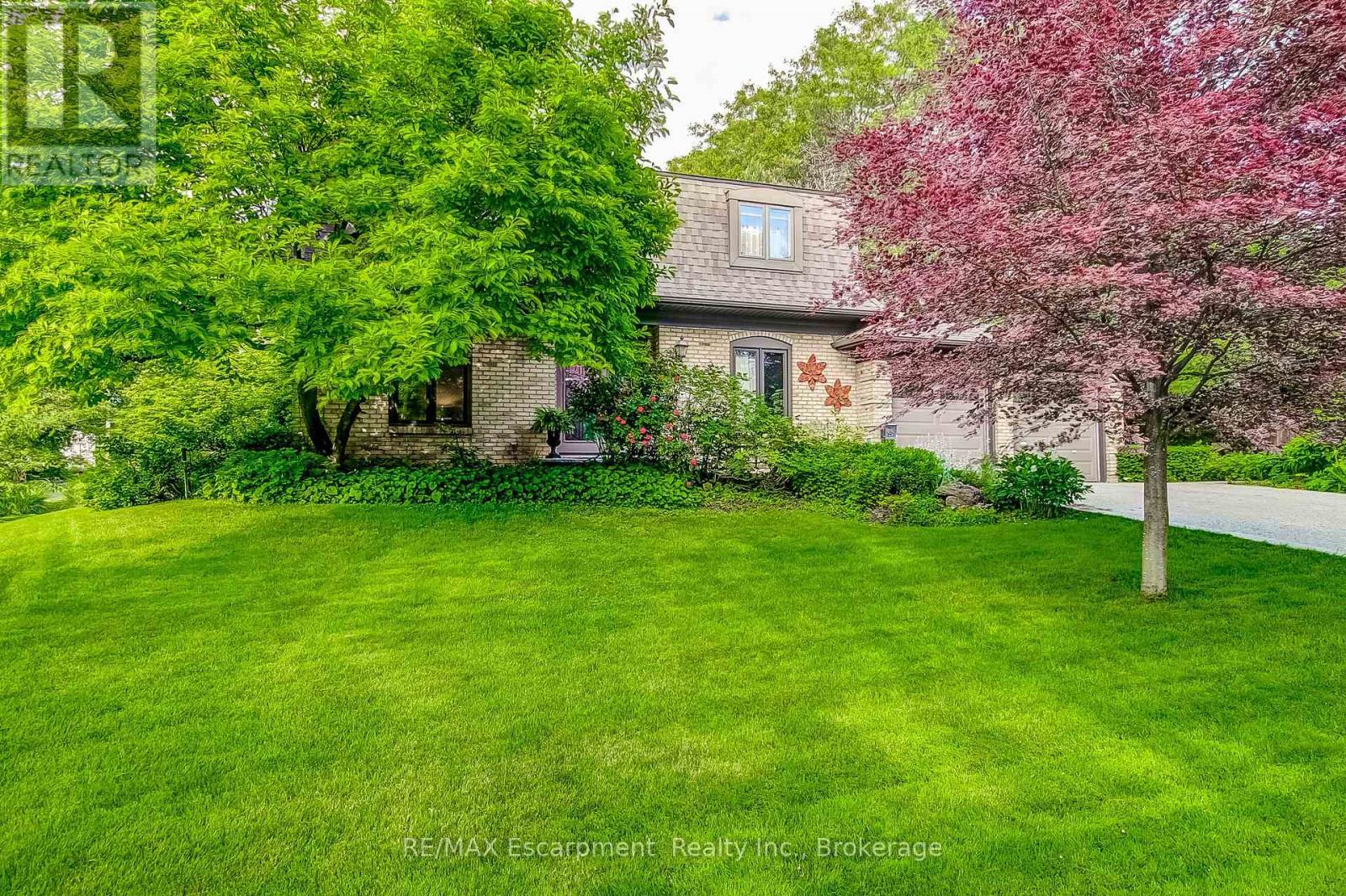 215 BRIAR HILL CRESCENT, Hamilton, Ontario