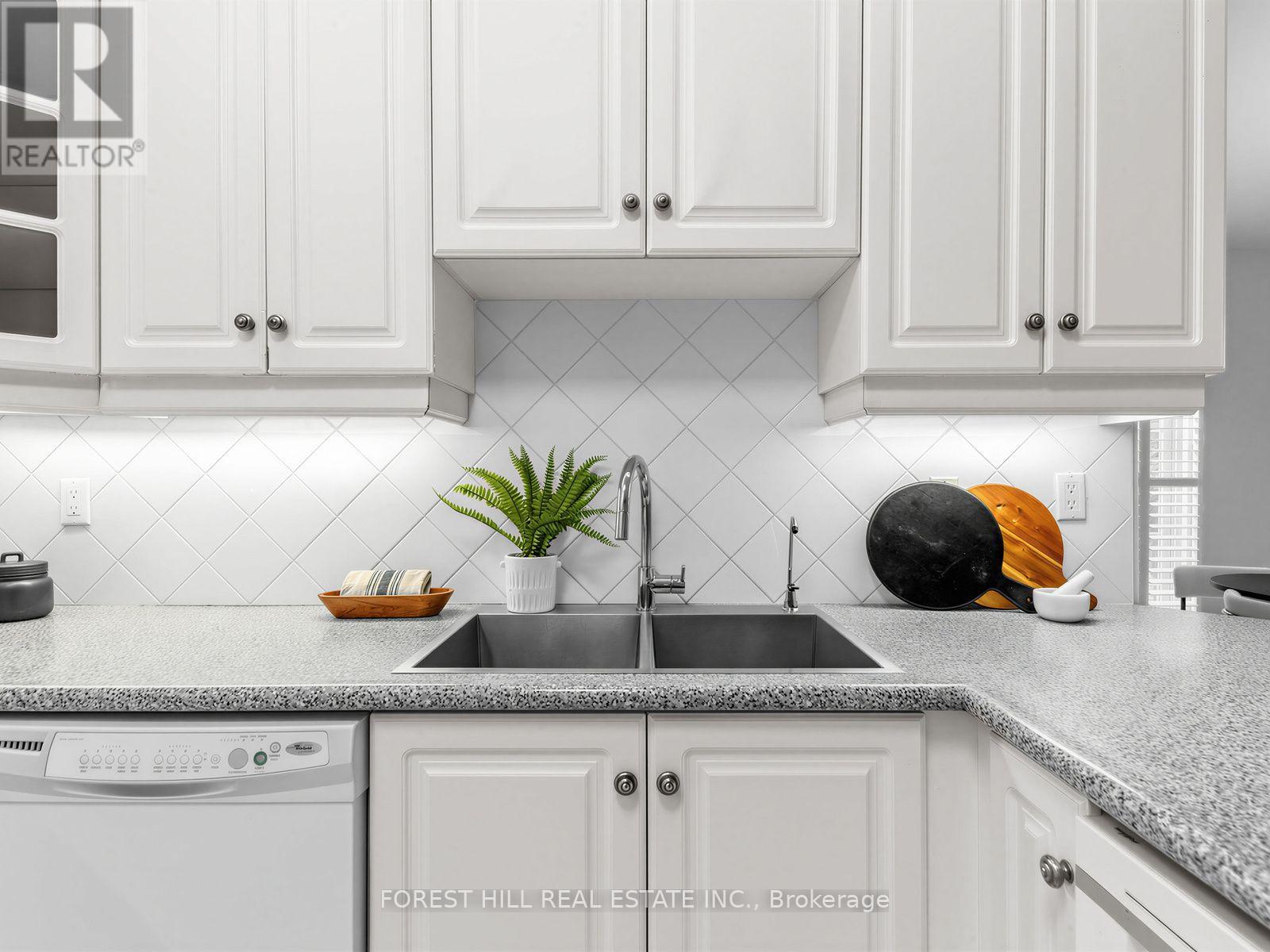 104 SANIBEL CRESCENT Vaughan (Uplands), ON L4J 8K7