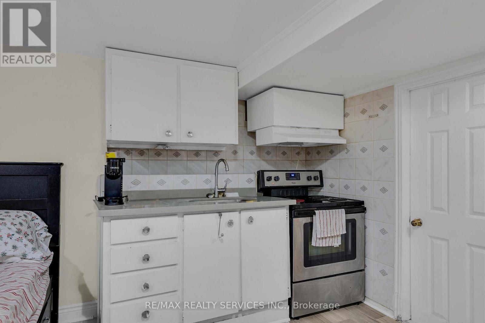 17 Avening Drive, Toronto, Ontario  M9V 1Y2 - Photo 33 - W13870832