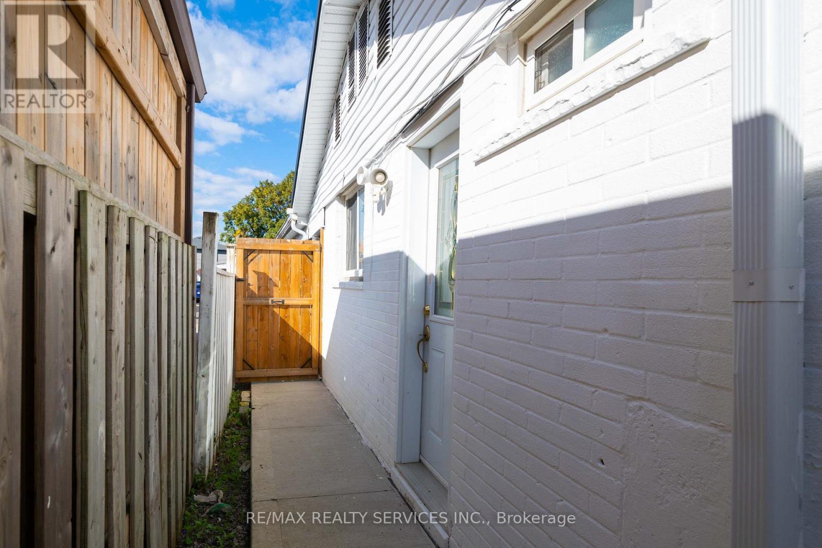 17 Avening Drive, Toronto, Ontario  M9V 1Y2 - Photo 37 - W13870832