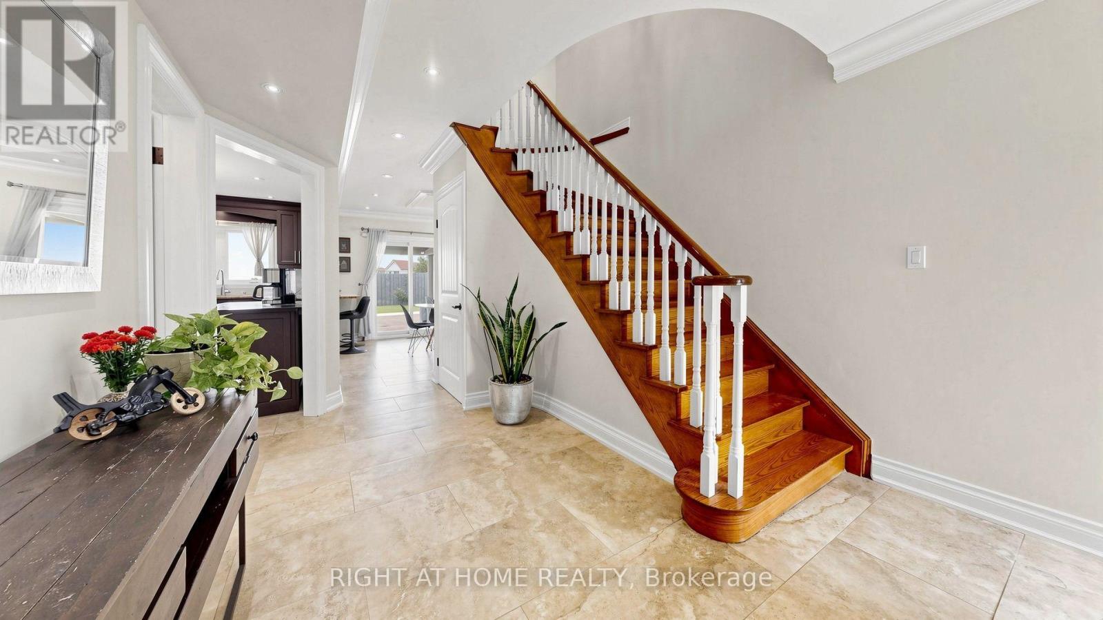44 Robertson Close, Vaughan, Ontario  L6A 2H1 - Photo 6 - N13871034
