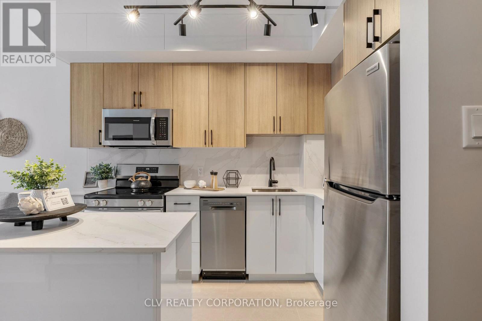 311 - 330 Metcalfe Street, Ottawa, Ontario  K2P 1S4 - Photo 2 - X13871172