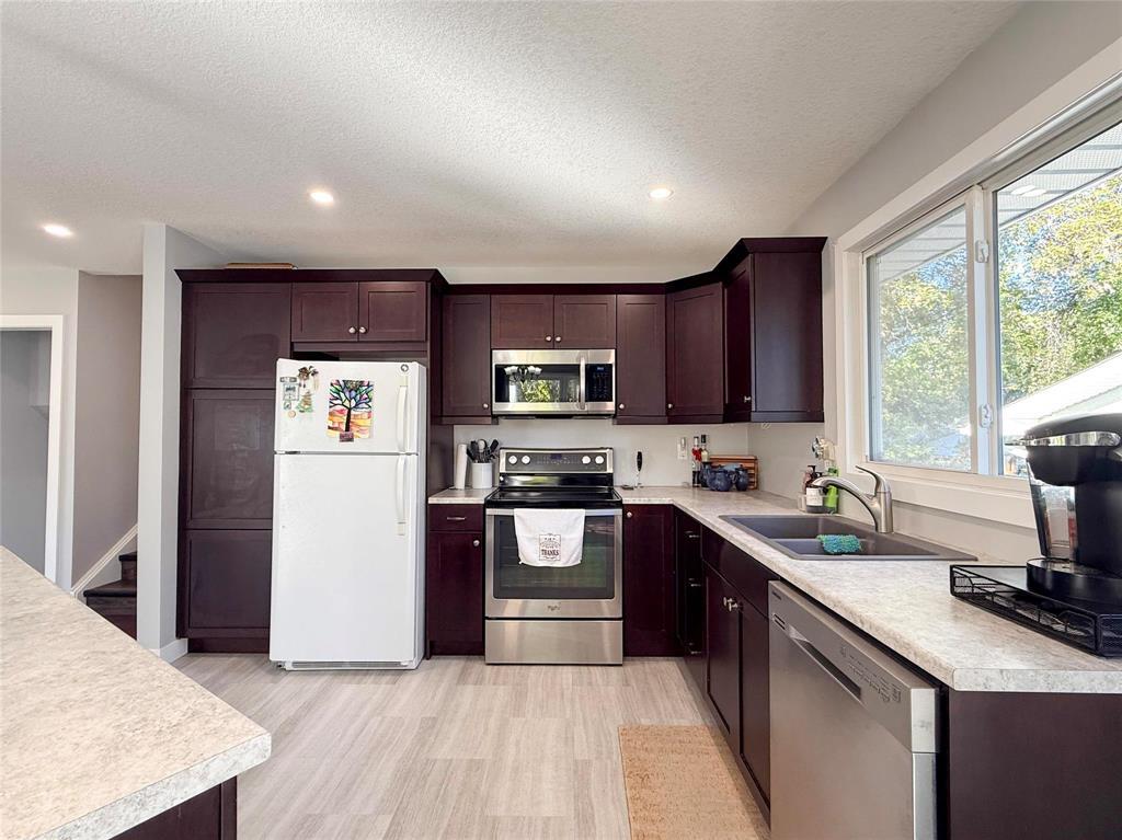6 Westwood Bay, Brandon, Manitoba  R7B 2V8 - Photo 7 - 202625048