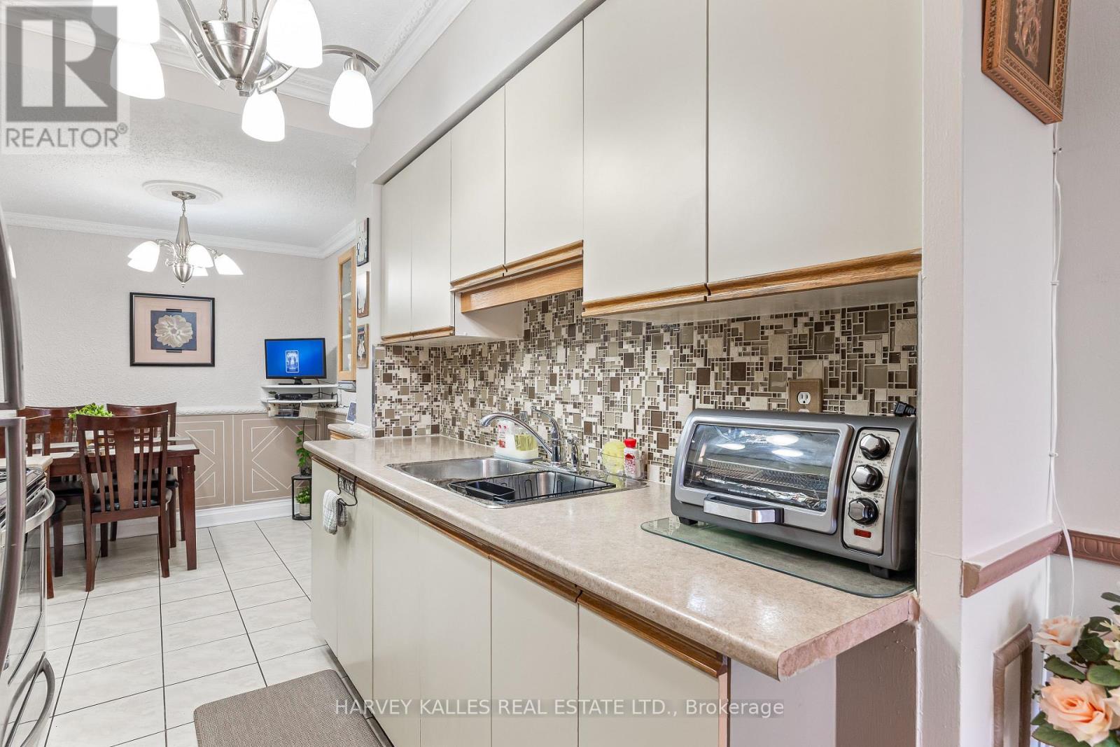 301 - 10 Crescent Town Road, Toronto, Ontario  M4C 5L3 - Photo 7 - E13867786