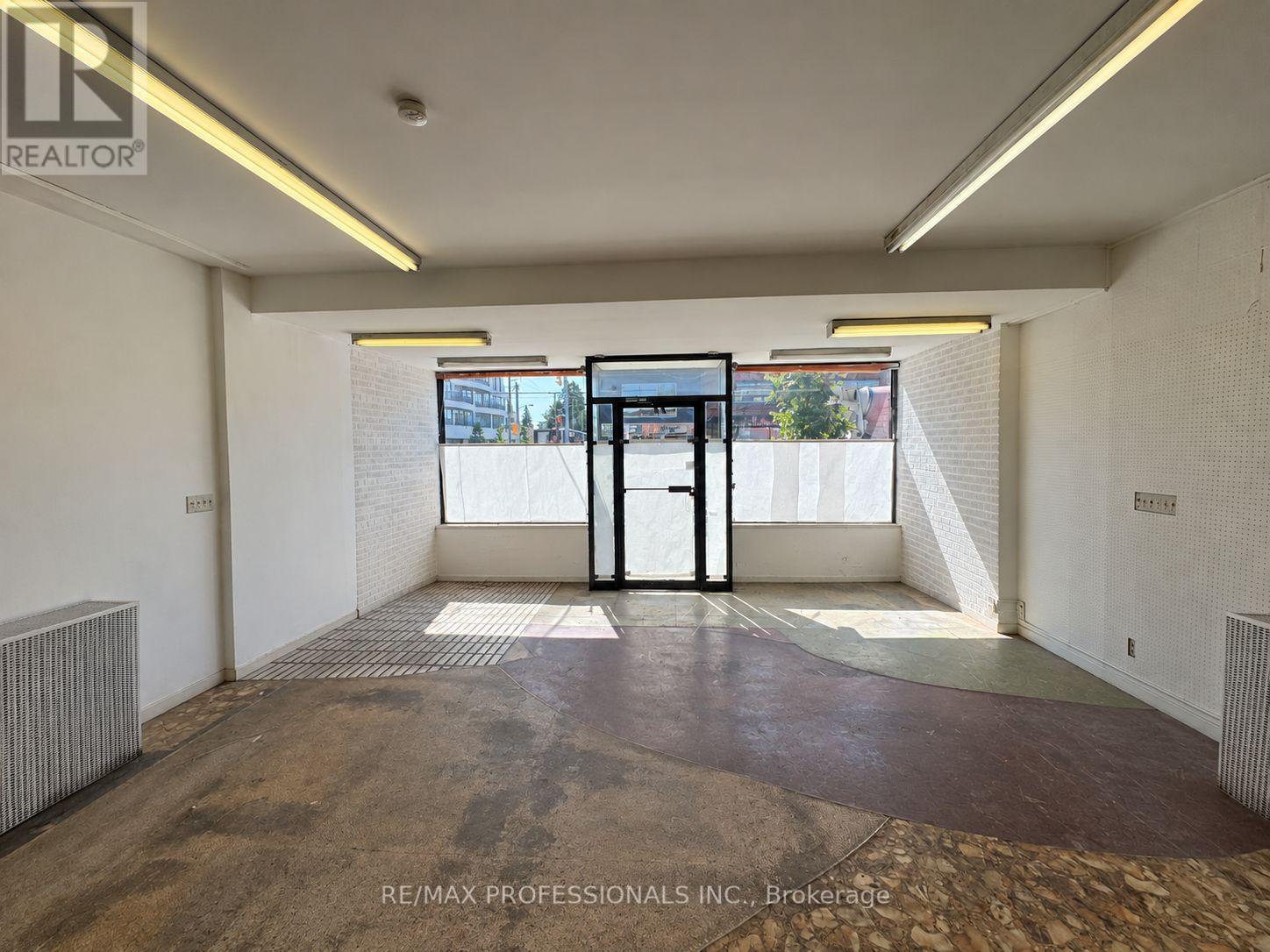 710 The Queensway Avenue, Toronto, Ontario  M8Y 1L3 - Photo 3 - W13742334