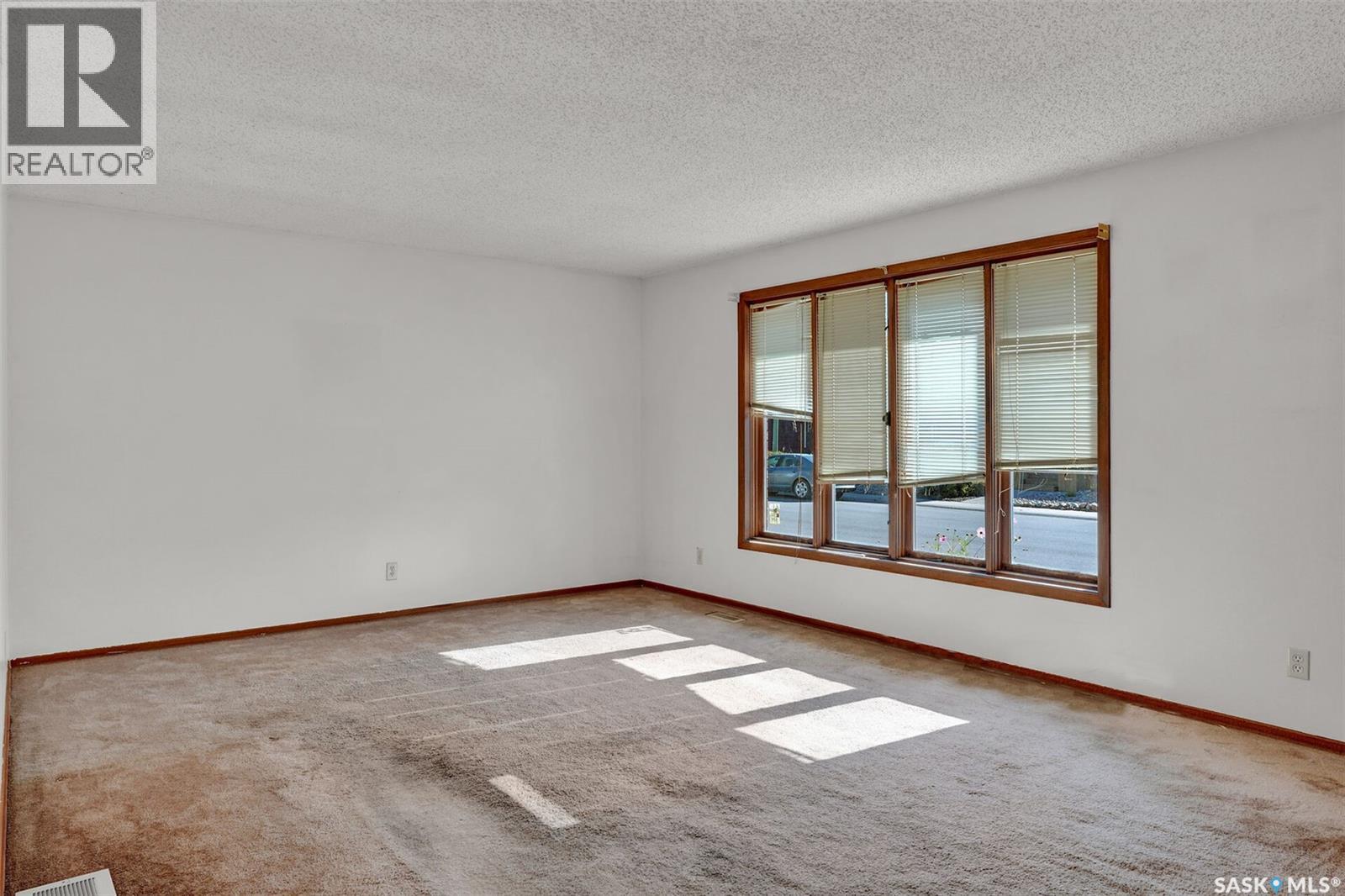 98 Alport Crescent, Regina, Saskatchewan  S4R 7Y6 - Photo 4 - SK050302
