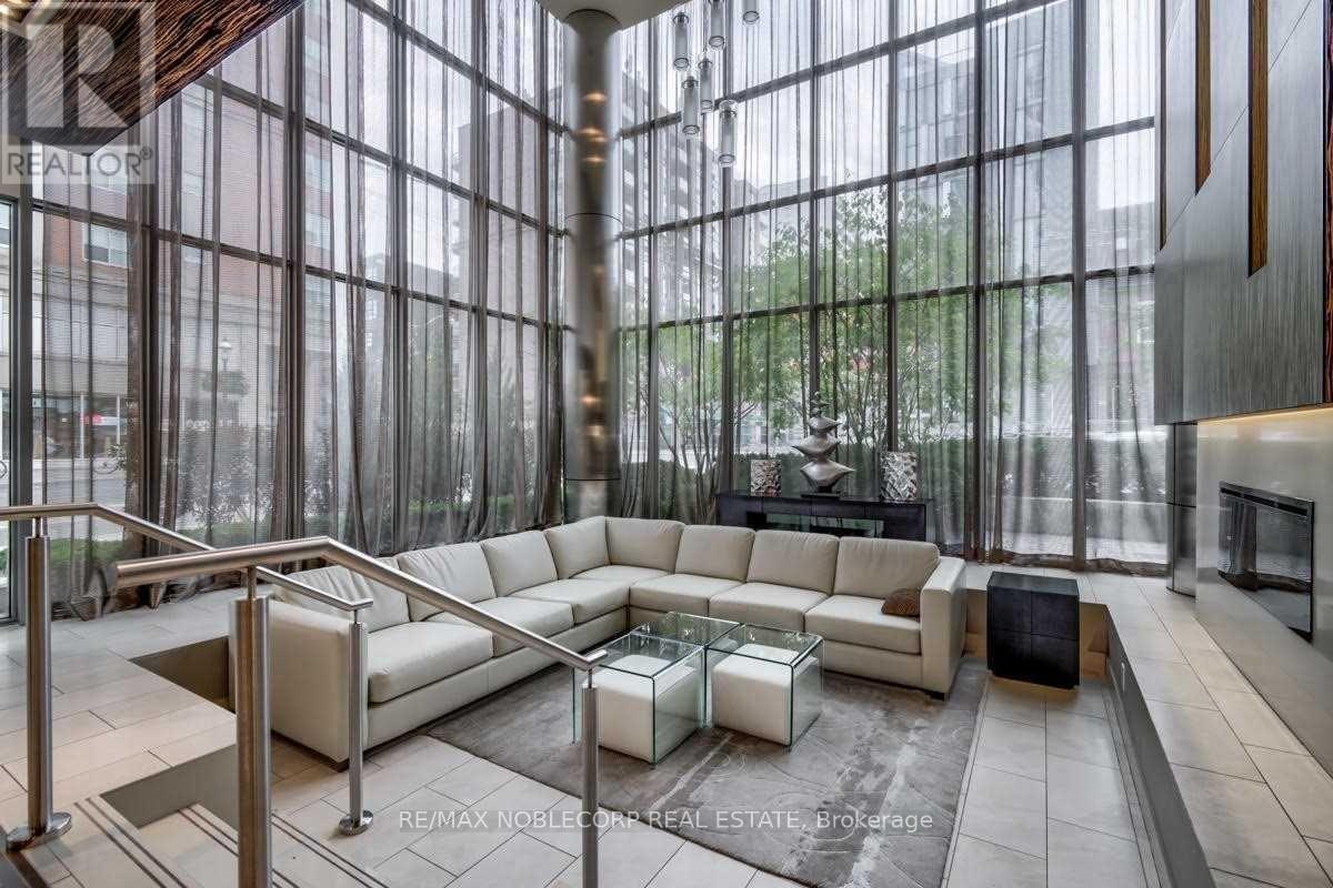 709 - 320 RICHMOND STREET E