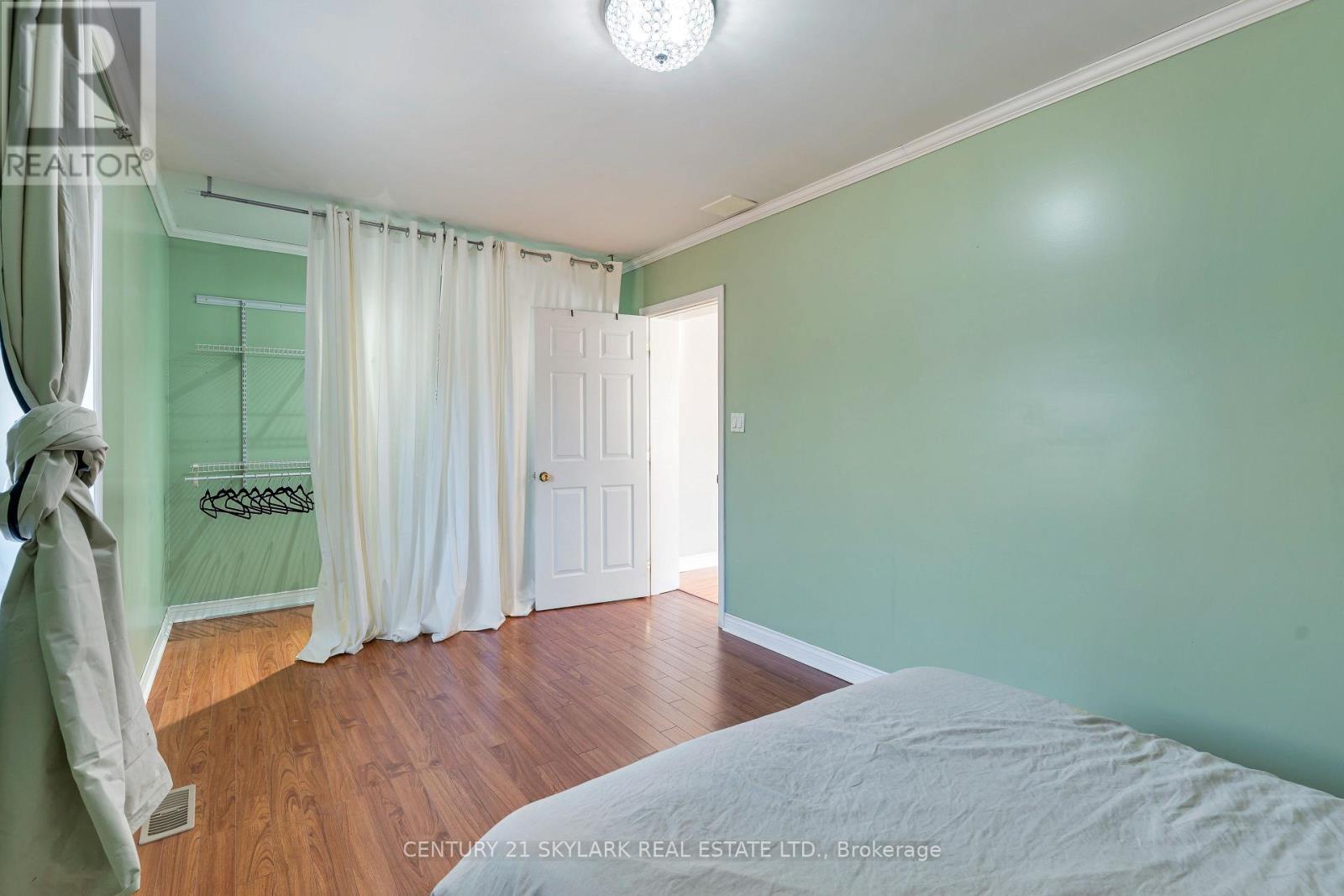 24 Aura Lea Boulevard, Toronto, Ontario  M9M 1K3 - Photo 13 - W13871316
