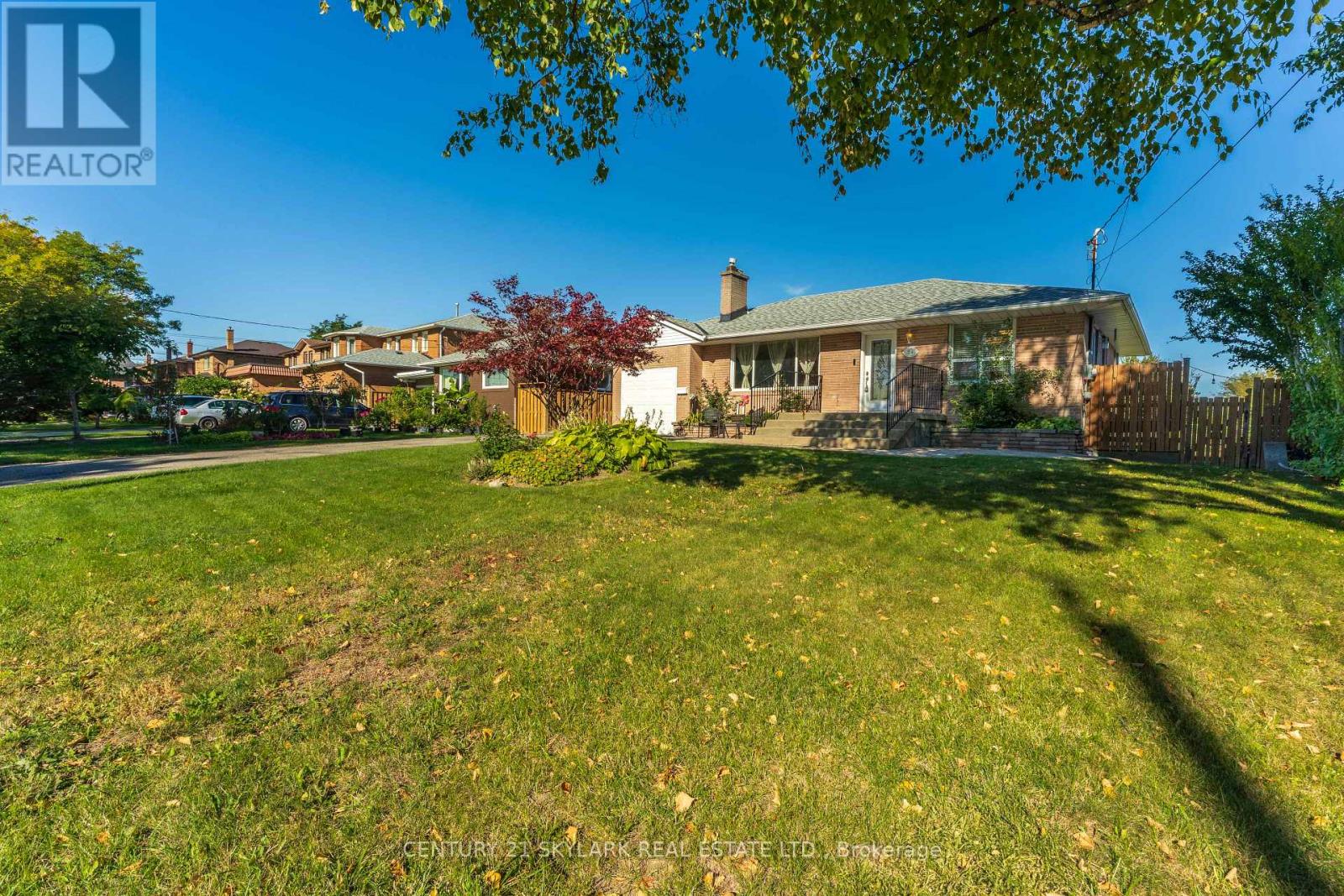 24 Aura Lea Boulevard, Toronto, Ontario  M9M 1K3 - Photo 3 - W13871316