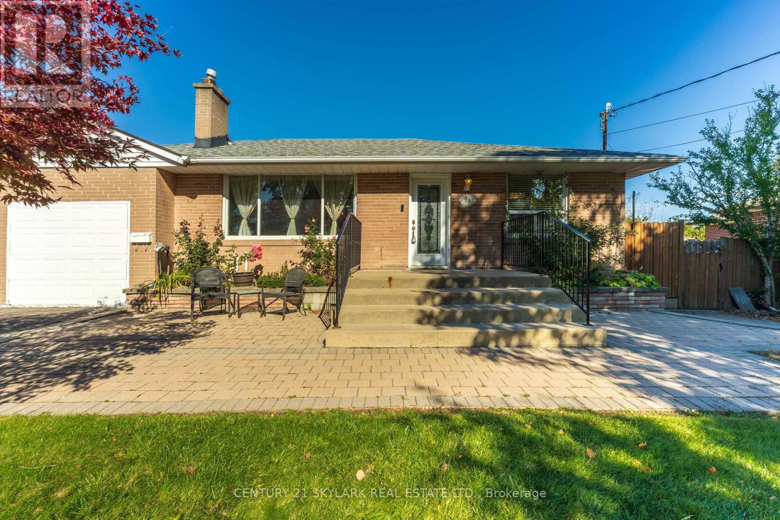 24 Aura Lea Boulevard, Toronto, Ontario  M9M 1K3 - Photo 4 - W13871316