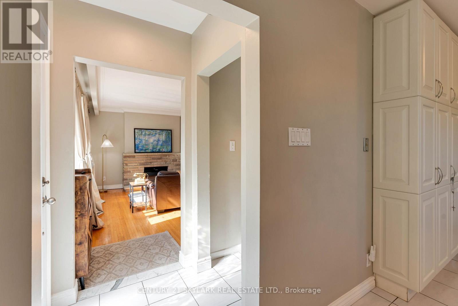24 Aura Lea Boulevard, Toronto, Ontario  M9M 1K3 - Photo 7 - W13871316