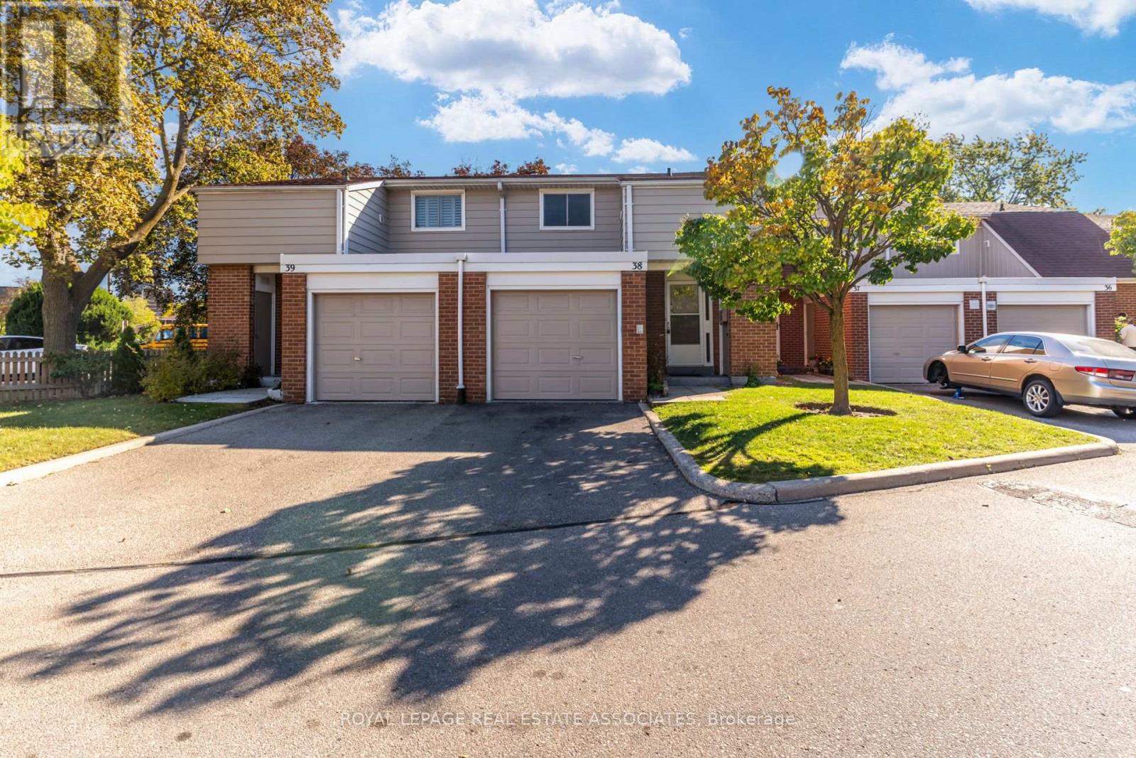 215 Mississauga Valley Boulevard, Mississauga, Ontario L5A 1Y7 - Photo 1 - W13871468
