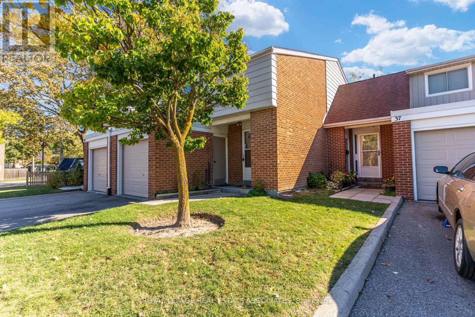 215 Mississauga Valley Boulevard, Mississauga, Ontario L5A 1Y7 - Photo 2 - W13871468