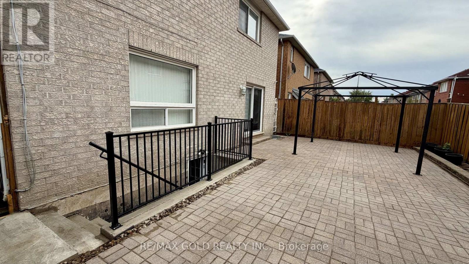 244 Brisdale Drive, Brampton, Ontario  L7A 2T3 - Photo 2 - W13859984