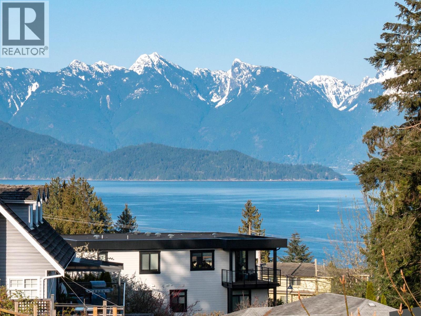 496 SPYGLASS PLACE, Gibsons, British Columbia