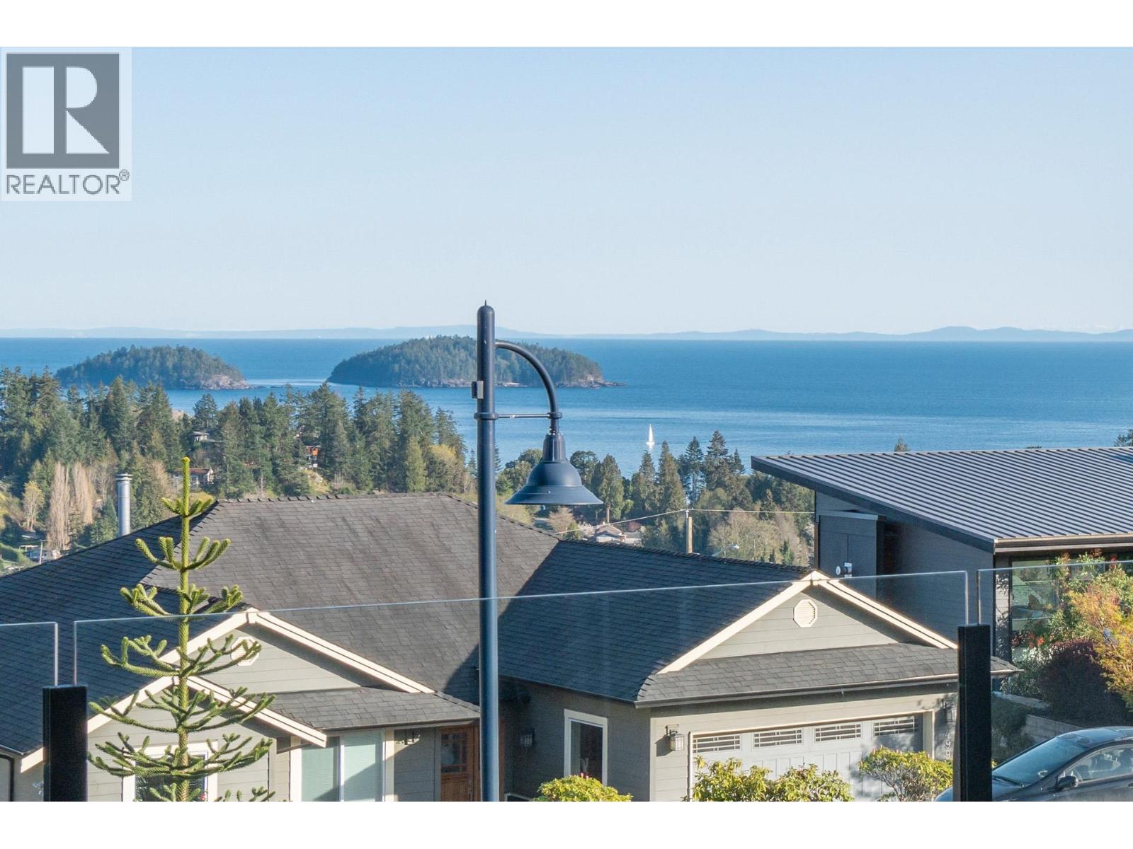 496 Spyglass Place, Gibsons, British Columbia  V0N 1V9 - Photo 2 - R3173265