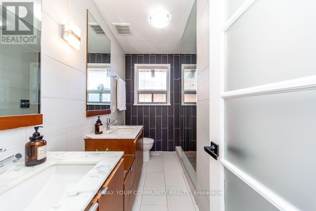 66 Decarie Circle, Toronto, Ontario  M9B 3J3 - Photo 18 - W13871702