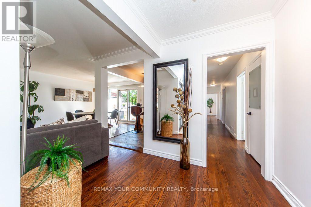 66 Decarie Circle, Toronto, Ontario  M9B 3J3 - Photo 4 - W13871702