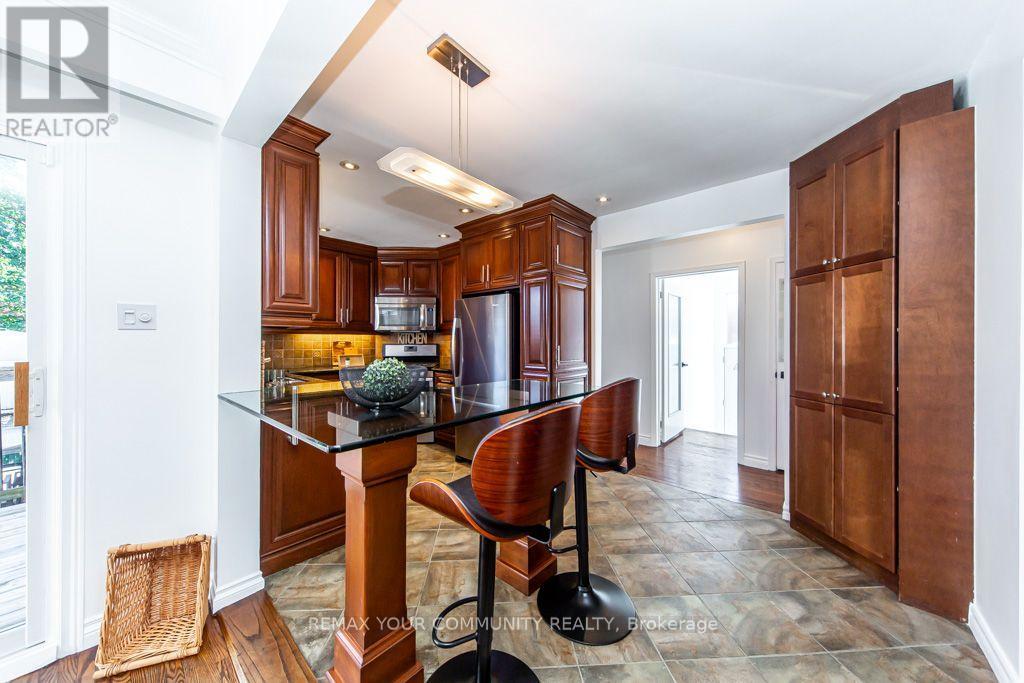 66 Decarie Circle, Toronto, Ontario  M9B 3J3 - Photo 9 - W13871702