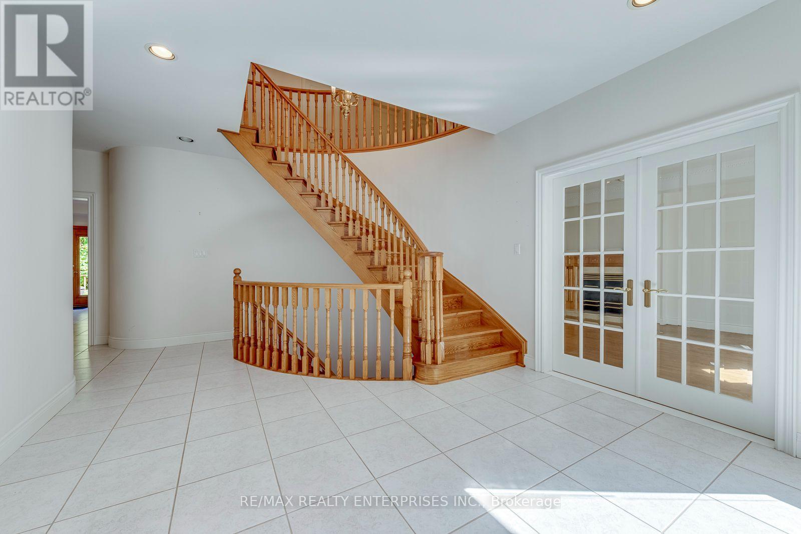 1599 GLENBURNIE ROAD Mississauga (Mineola) Ontario Canada L5G3C9 5
