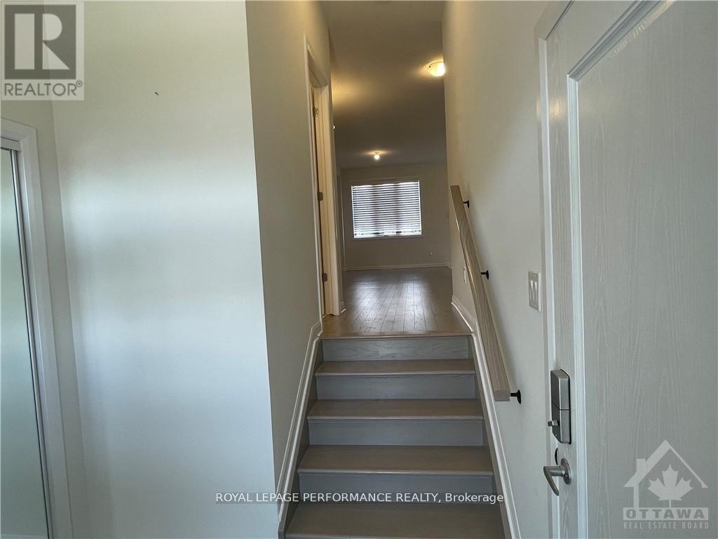 1039 Speedvale Court, Ottawa, Ontario  K2T 0P6 - Photo 3 - X13871814