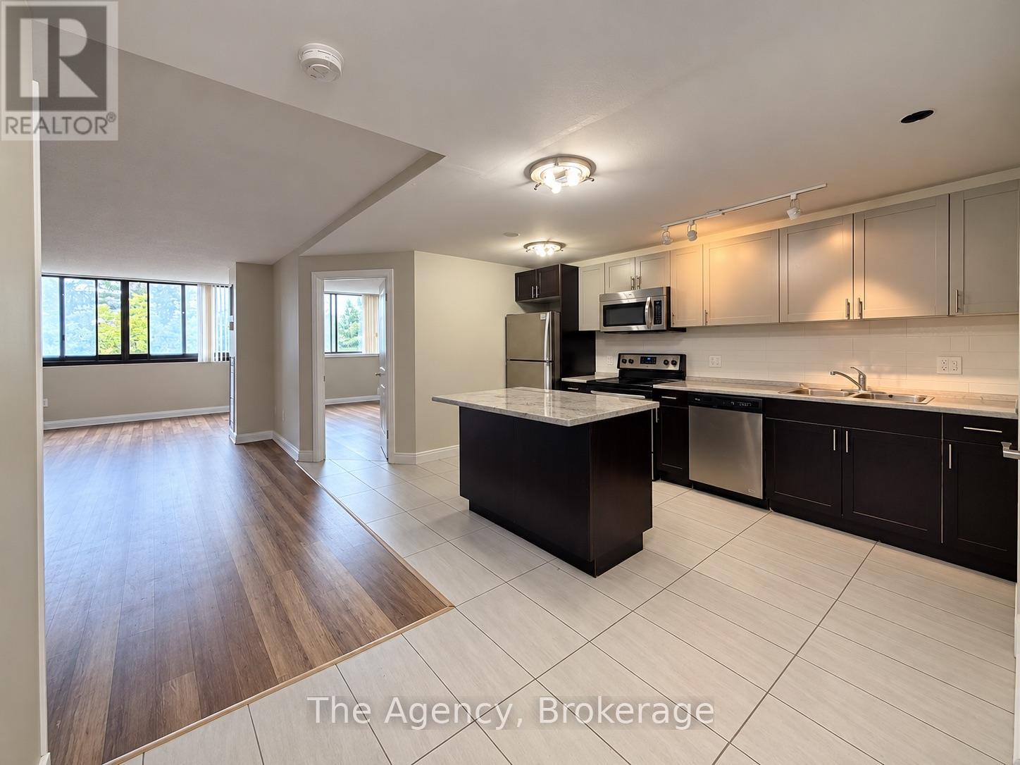 201 - 2200 Sherobee Road, Mississauga, Ontario  L5A 3Y3 - Photo 2 - W13871824