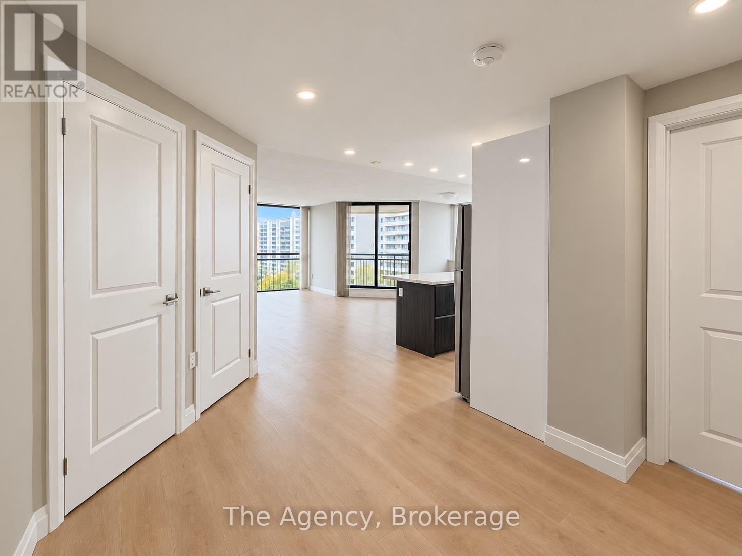 810 - 2200 Sherobee Road, Mississauga, Ontario  L5A 3Y3 - Photo 2 - W13871864