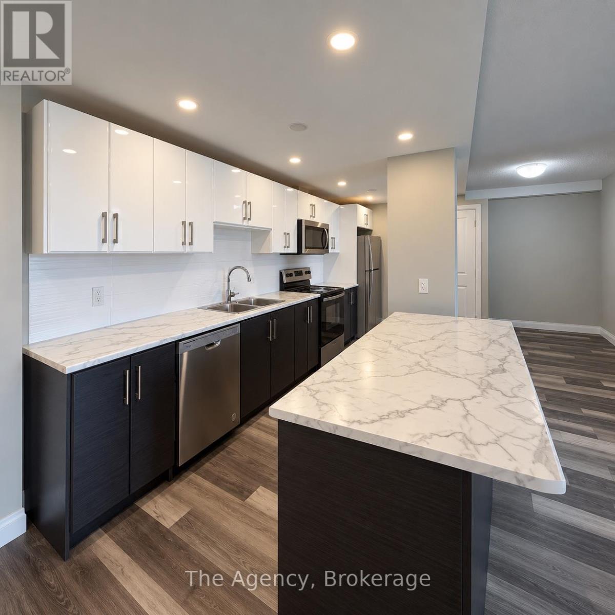 812 - 2200 Sherobee Road, Mississauga, Ontario  L5A 3Y3 - Photo 2 - W13871870