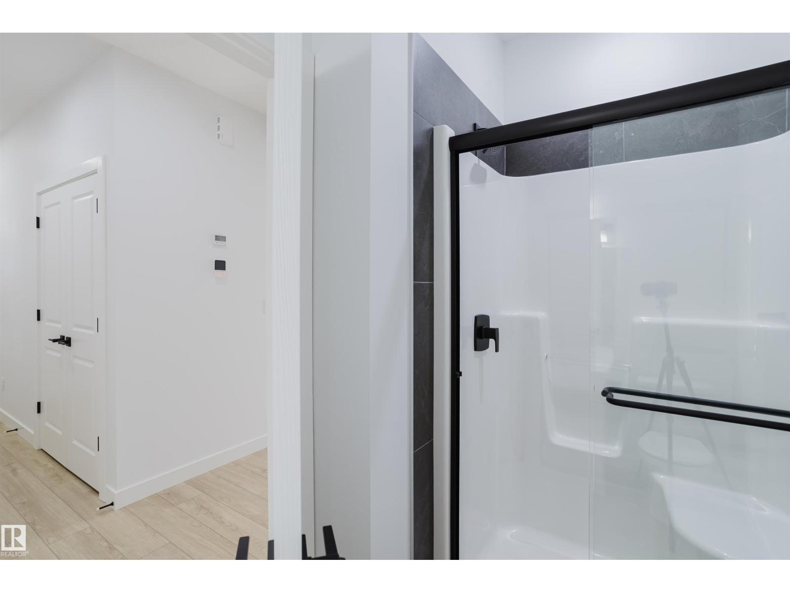6215 29 AV SW