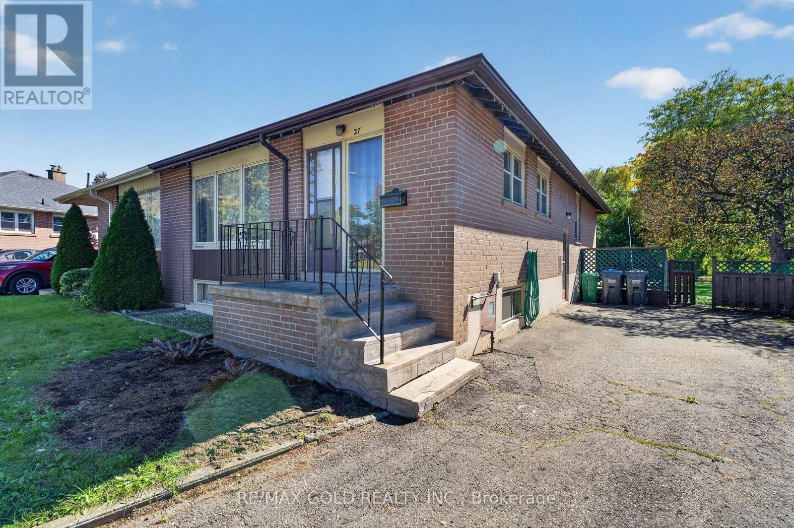 27 Alderbury Crescent, Brampton, Ontario  L6T 1P5 - Photo 2 - W13871772