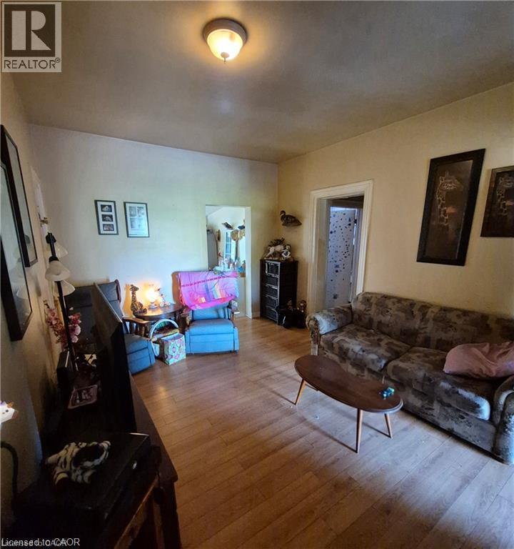 20 Carleton Street N, Thorold, Ontario  L2V 2A4 - Photo 6 - 40869507