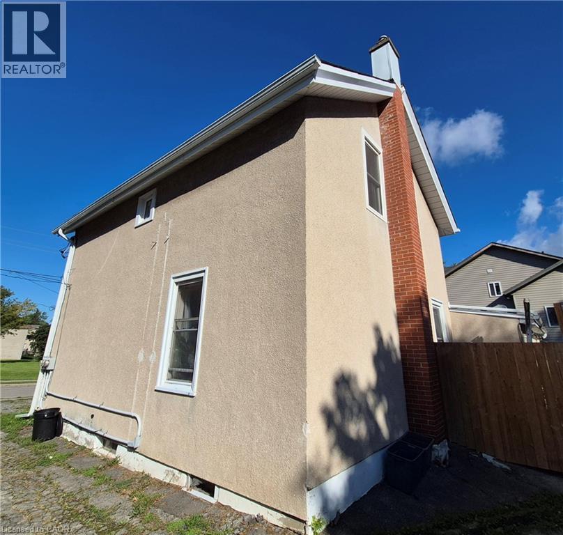 20 Carleton Street N, Thorold, Ontario  L2V 2A4 - Photo 21 - 40869516