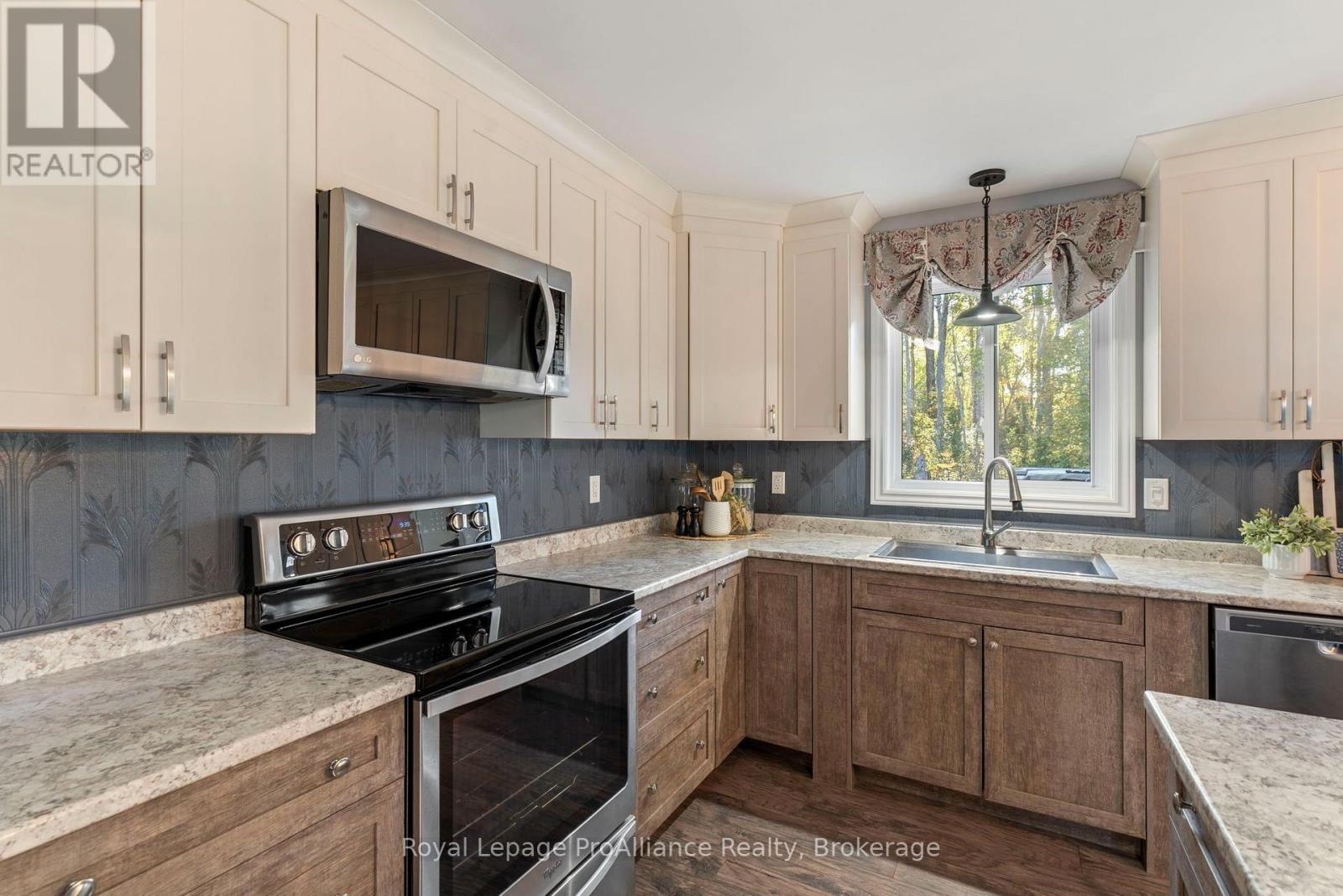 21502 Loyalist Parkway (Highway 33) Parkway, Prince Edward County, Ontario  K0K 1L0 - Photo 12 - X13872100