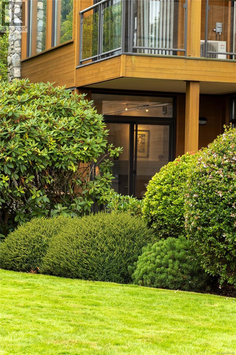 106 5329 Cordova Bay Rd