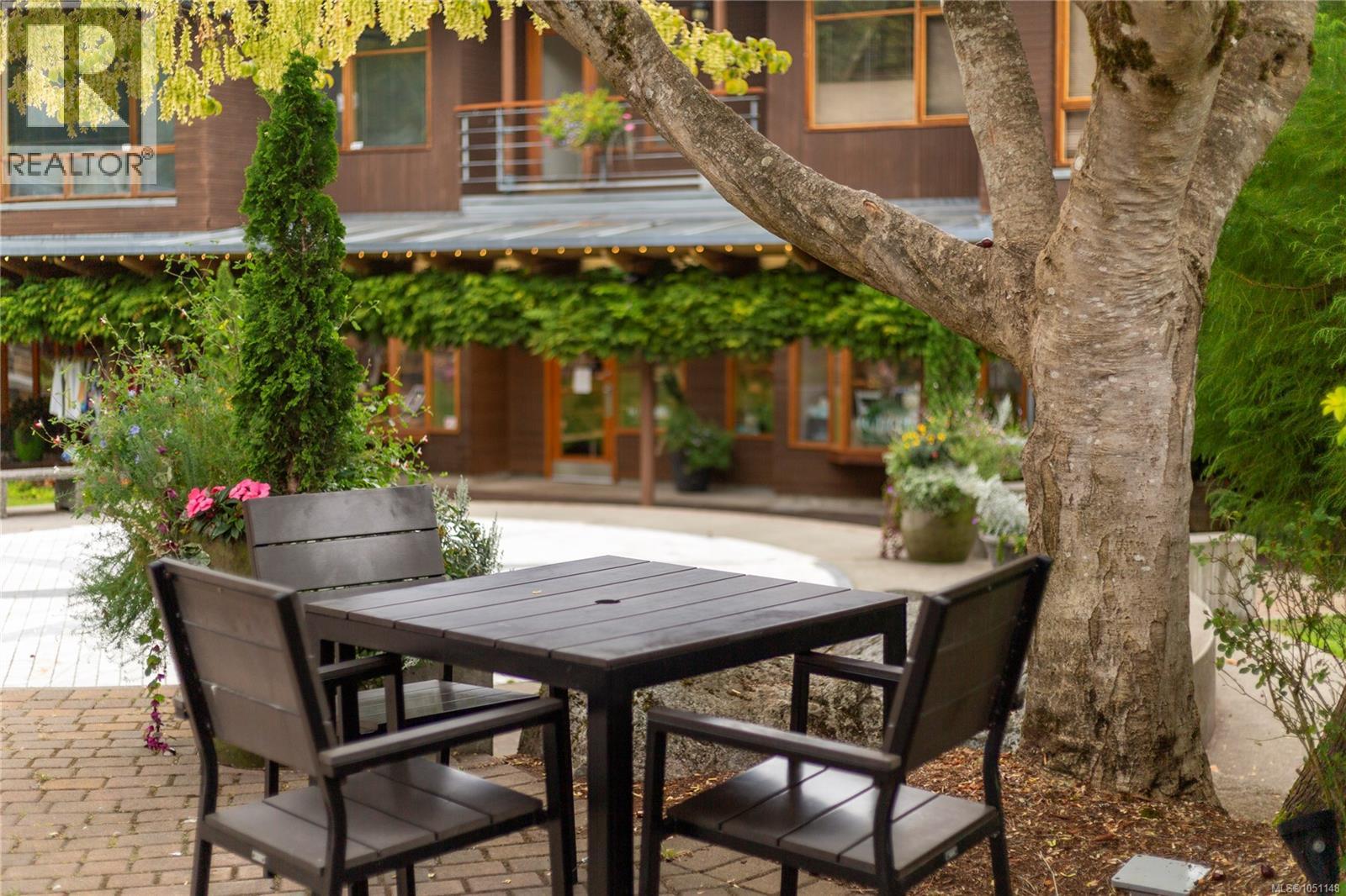 106 5329 Cordova Bay Rd