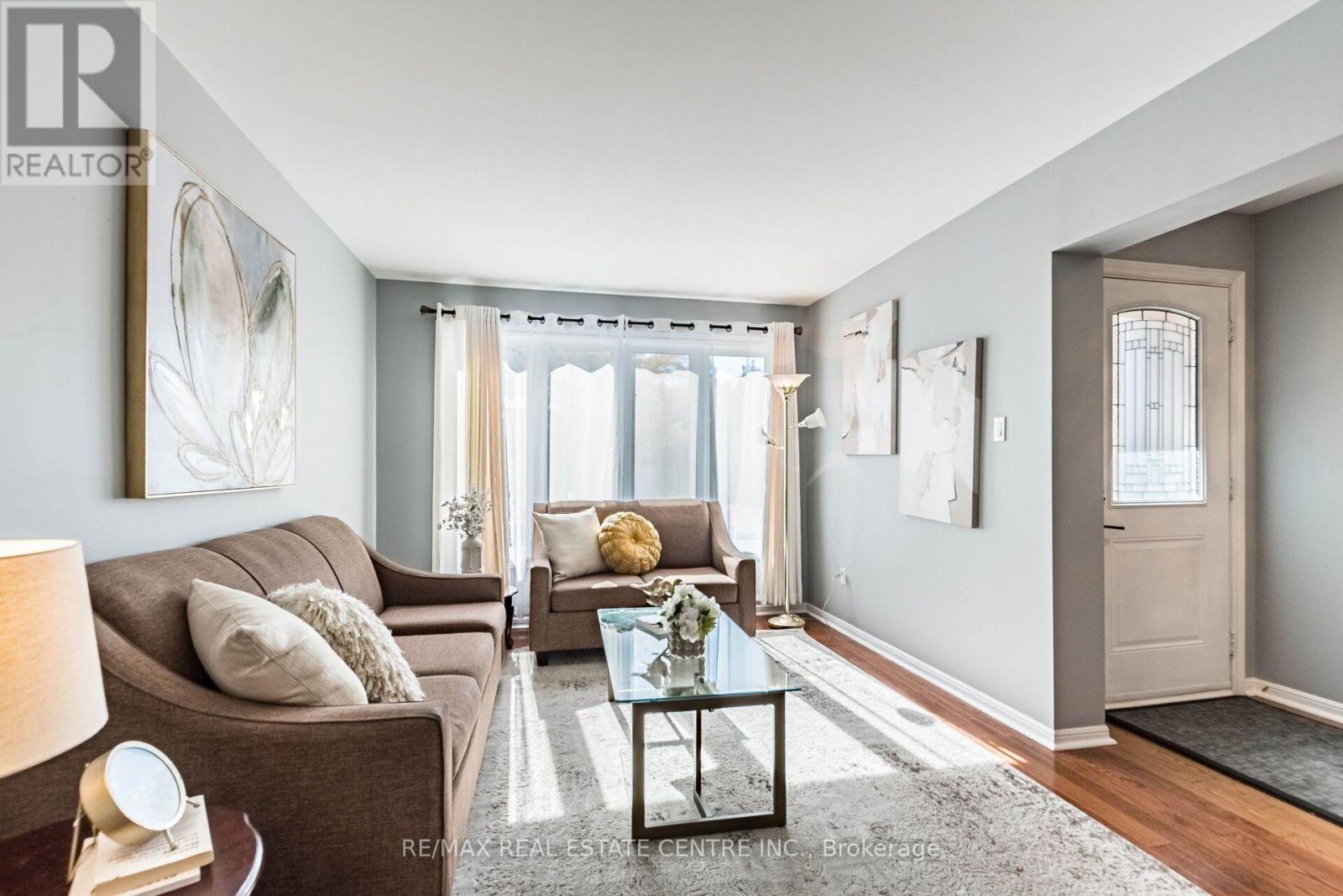1153 Deer Run, Mississauga, Ontario  L5C 3S3 - Photo 2 - W13872090